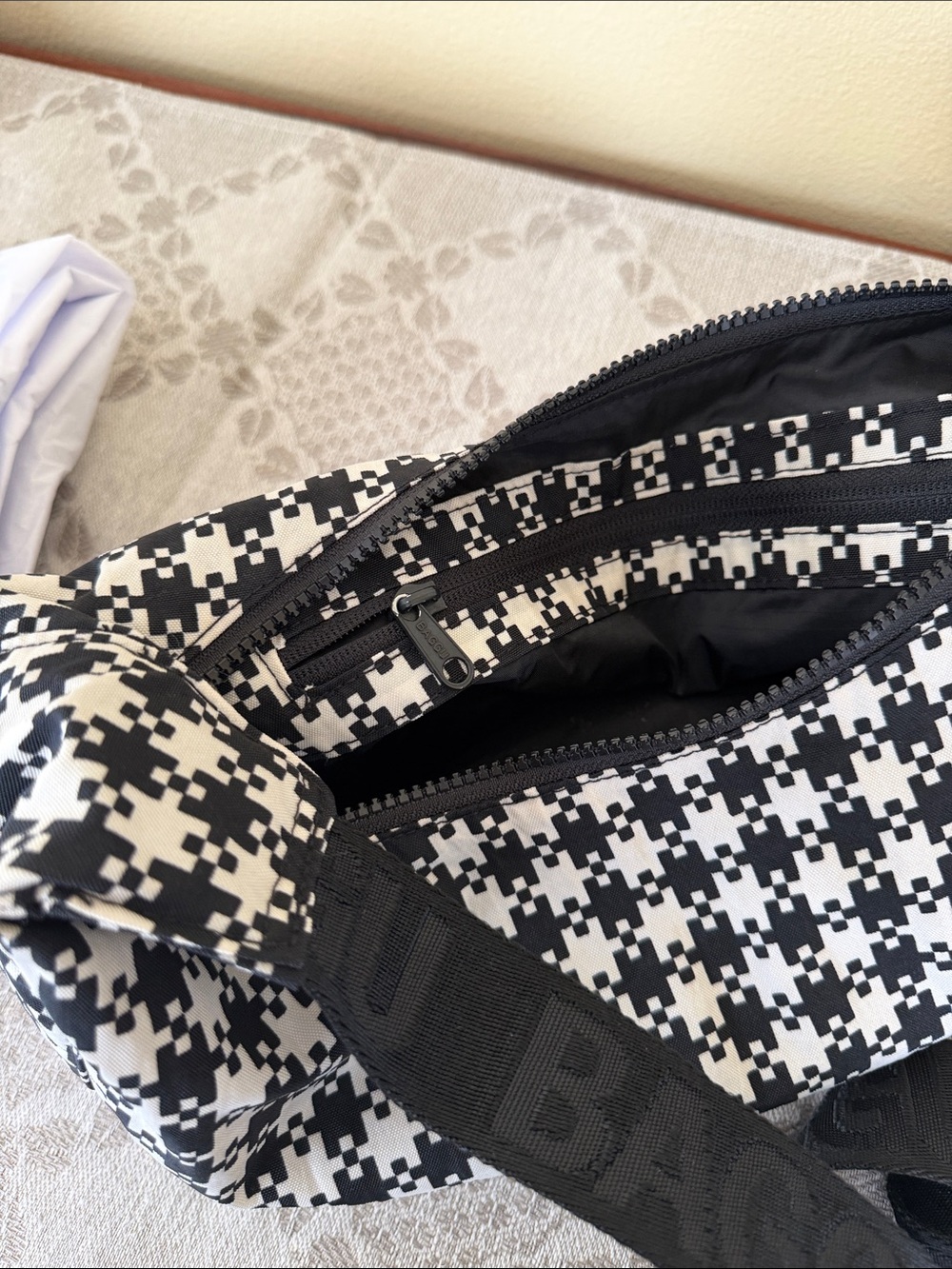 Baggu Black and White Pixel Gingham Medium Crescent Shoulder Bag, EUC - Picture 7 of 12